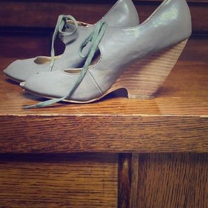Very retro, wedge, lace up. Good condition.